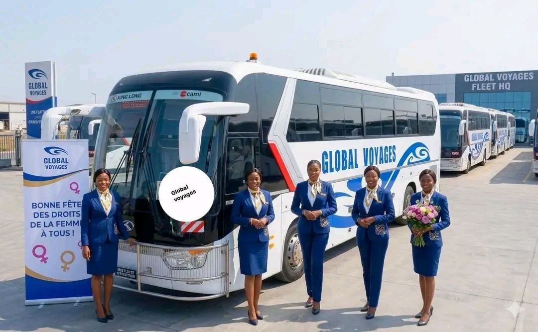 Équipe Global Voyages devant les bus VIP